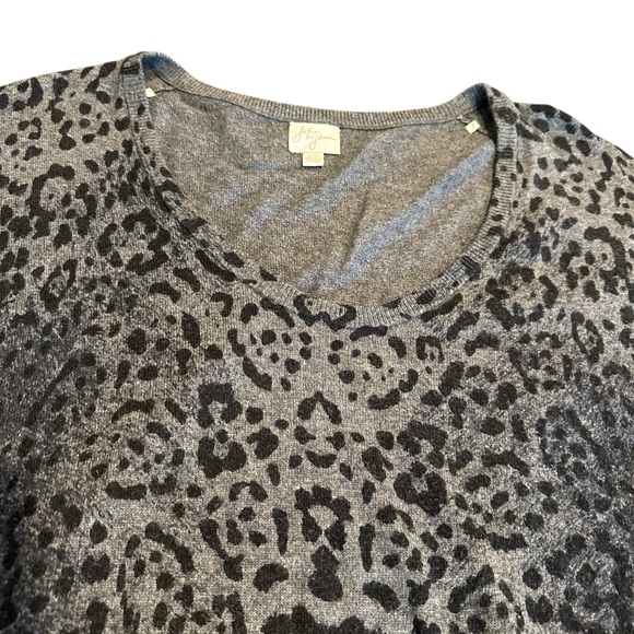 John & Jenn Scoop Neck Oversized Leopard Print Women's Sweater Large - Picture 2 of 5